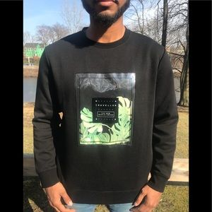 Crew neck sweater for men.